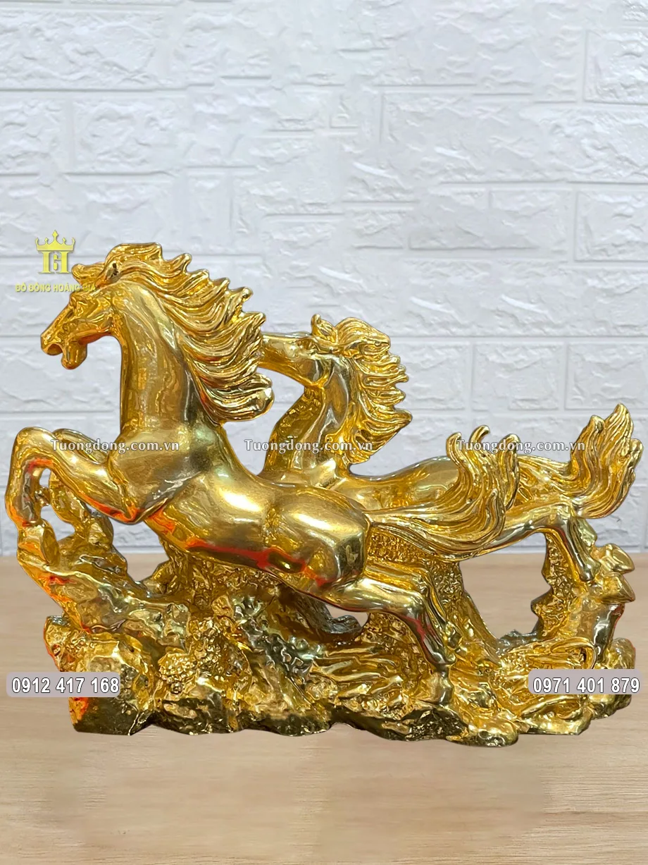 Hình ảnh phía sau của bức tượng song mã